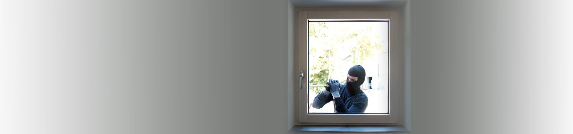 Einbrecher will Fenster aufbrechen
